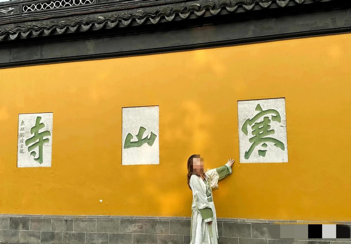 大量年轻人涌入寺庙：烧香拜佛成新型解压*法大**，一串手链卖890元