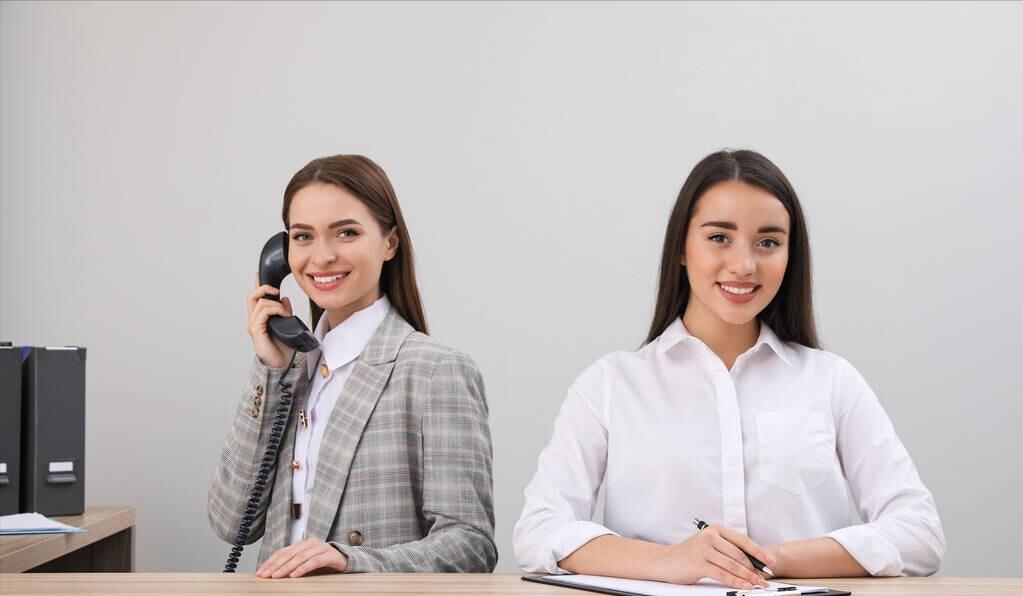 男女住酒店登记查房怎么办,男女不是夫妻同住一间旅店违法吗