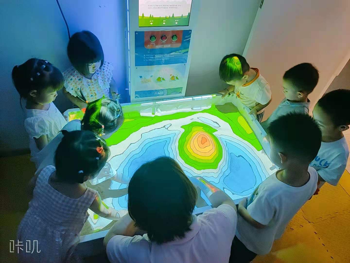 ar裸眼沙盘课训练孩子什么,儿童沙盘投影互动