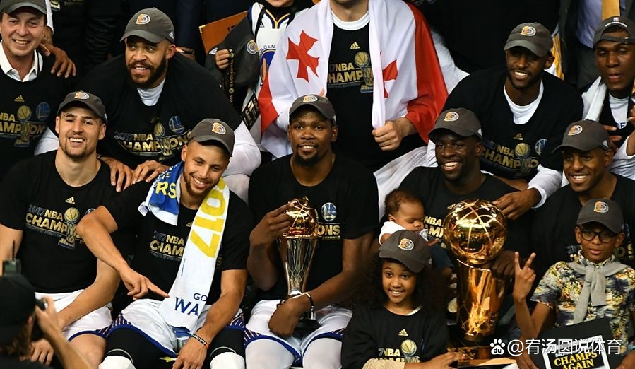 奥尼尔与库里互侃?17年勇士夺冠阵容、01年湖人夺冠阵容
