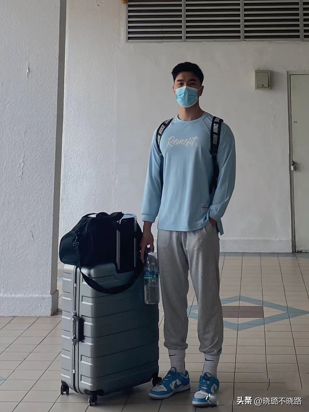 男生今年流行的裤脚穿搭,男生裤脚扎进袜子的穿搭