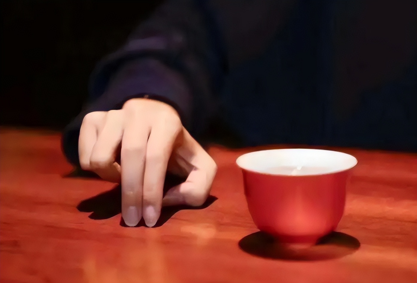 酒局手指敲桌子,酒桌上用手敲桌子