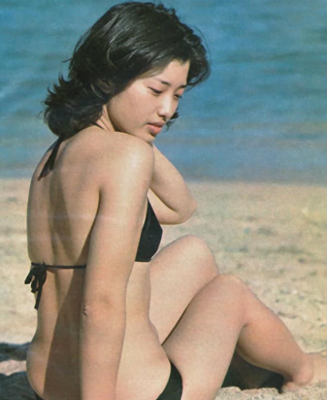 被山口百惠的老年状态惊艳到：64岁发腮发福，穿衣极简却气质高级