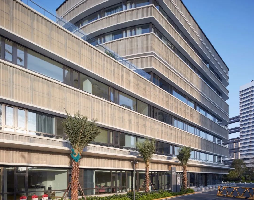 花园式医院设计效果图,医院空间设计简洁温馨