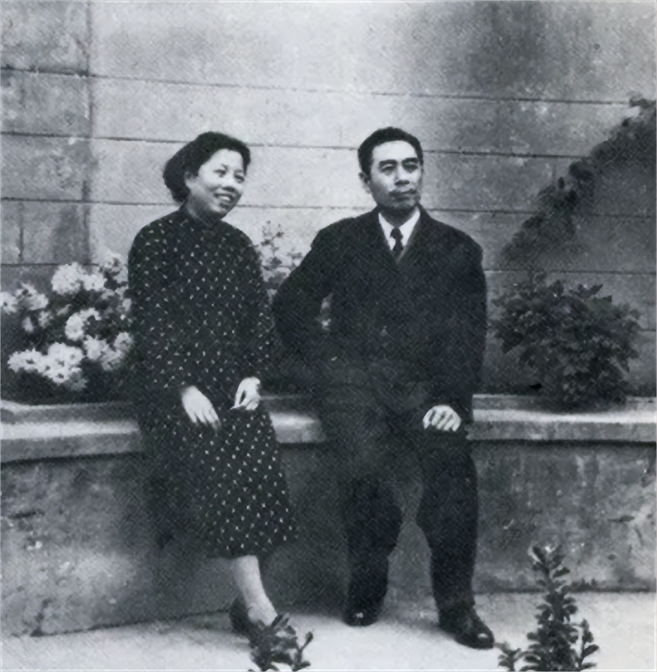 *颖超邓**去世，聂帅女儿聂力哭着扑向骨灰盒：邓妈妈再让我吻你一次