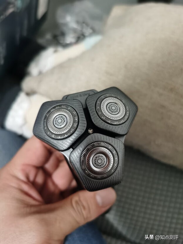 飞利浦剃须刀s9936如何自动清洗,飞利浦s9936剃须刀测评