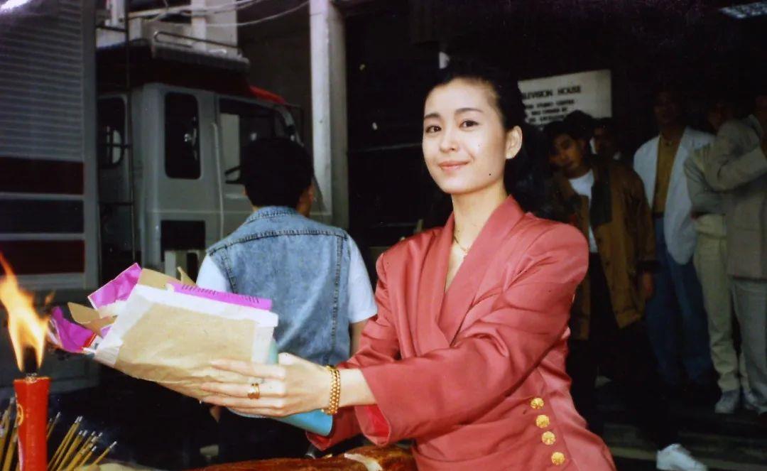 她自曝“不满足自己的欲望”，愿意做有钱人的*妇情**，却没有被封杀