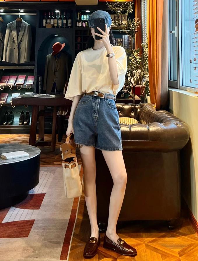 牛仔马甲短裤套装女时髦洋气,今年最流行的弹力大的短裤减龄款