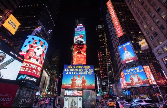 美国游客来到四川看大熊猫,美国游客排队看熊猫