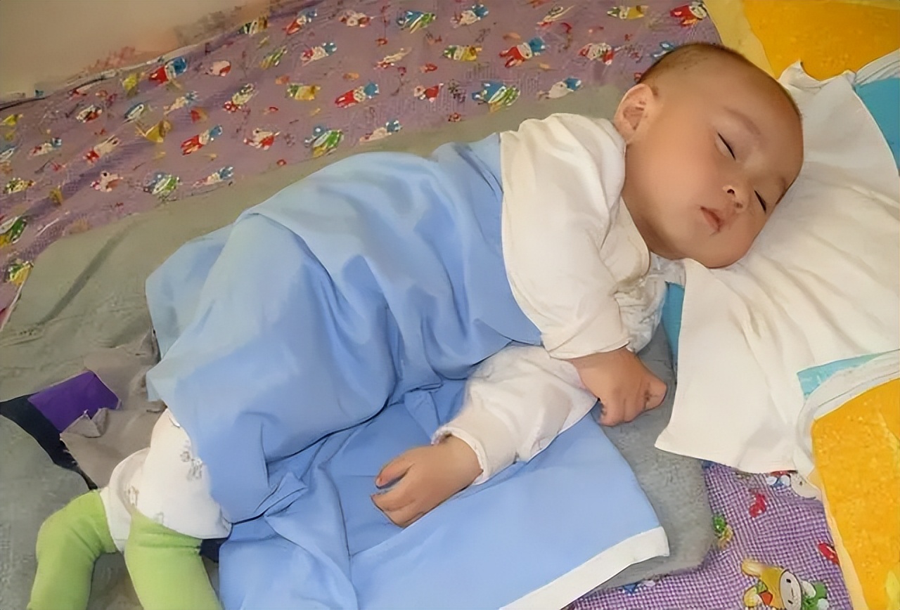 孩子睡觉满床滚怎么回事,孩子睡觉满床滚怎么解决