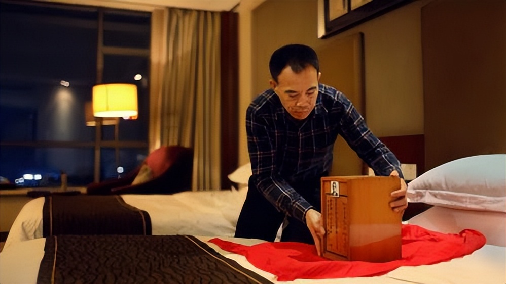 台湾“灵魂摆渡人”，20年间自费送200位老兵回家，感动海峡两岸