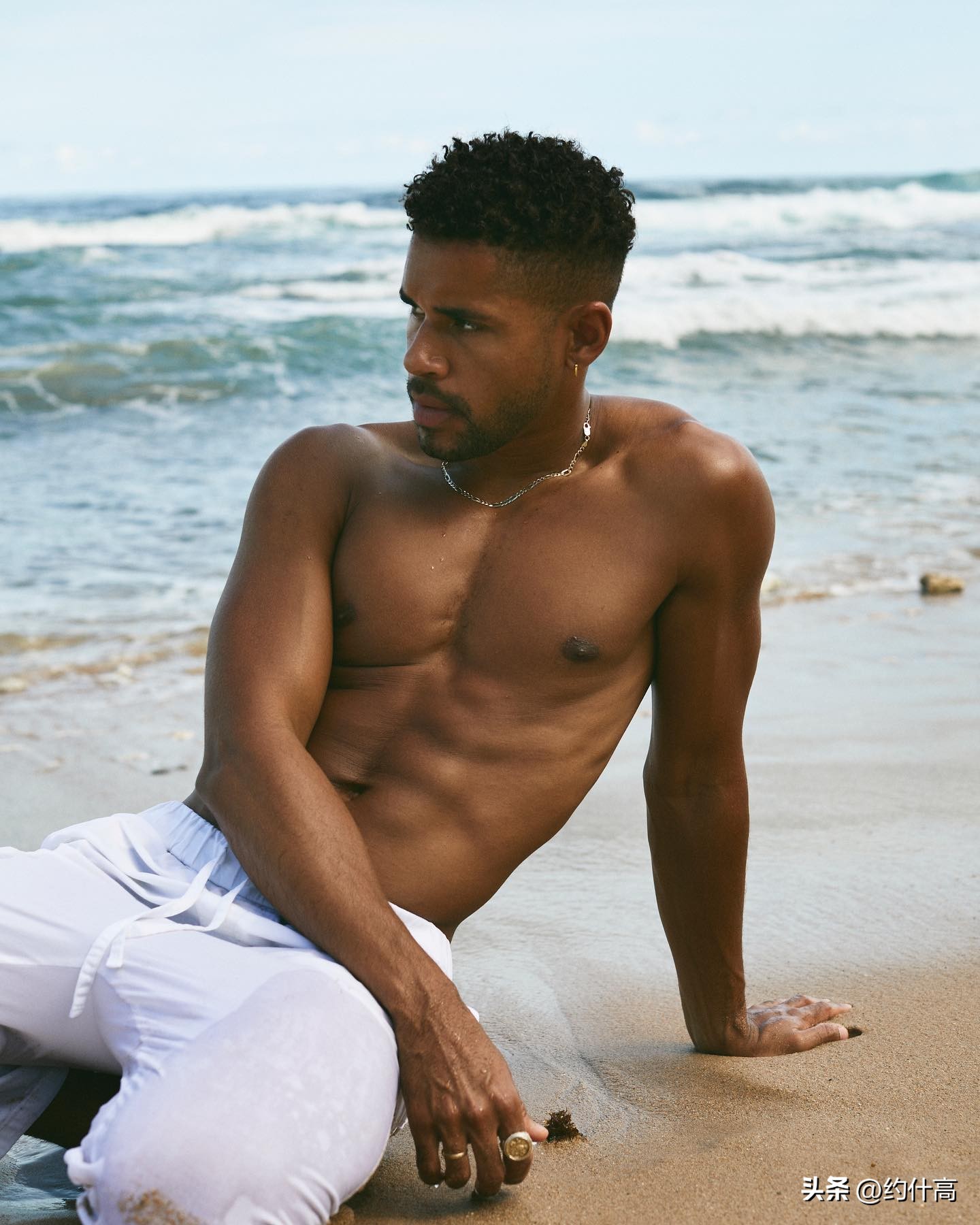 性感“*男美**鱼”被网暴，一个丑女差点让人错过了一波帅哥