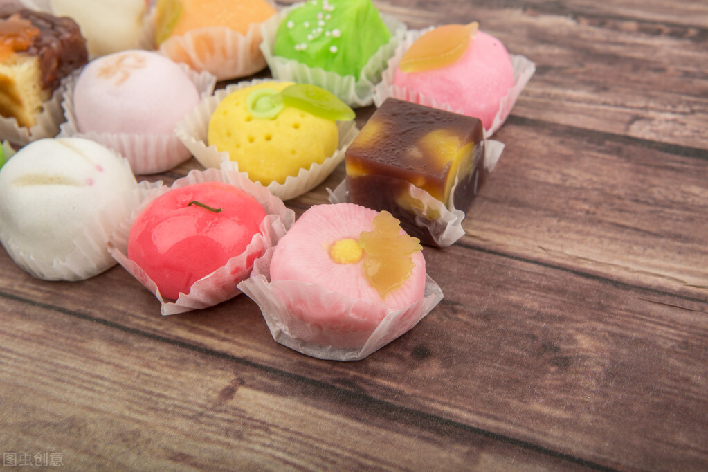 美国小姐姐吃粉色的零食,吃粉色系列的零食