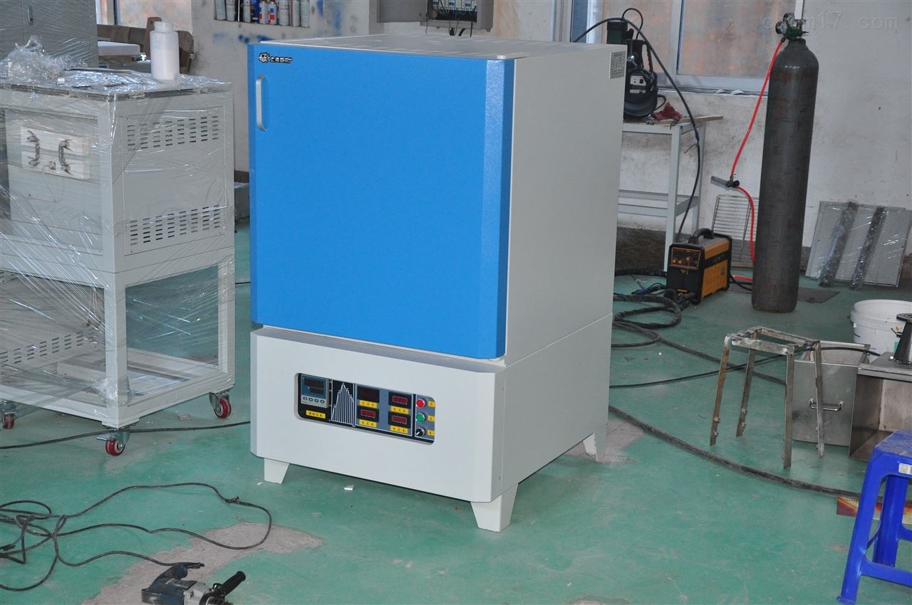 为证明吸烟无害，英国*草烟**公司让1只狗狗每天吸食30支烟，坚持3年