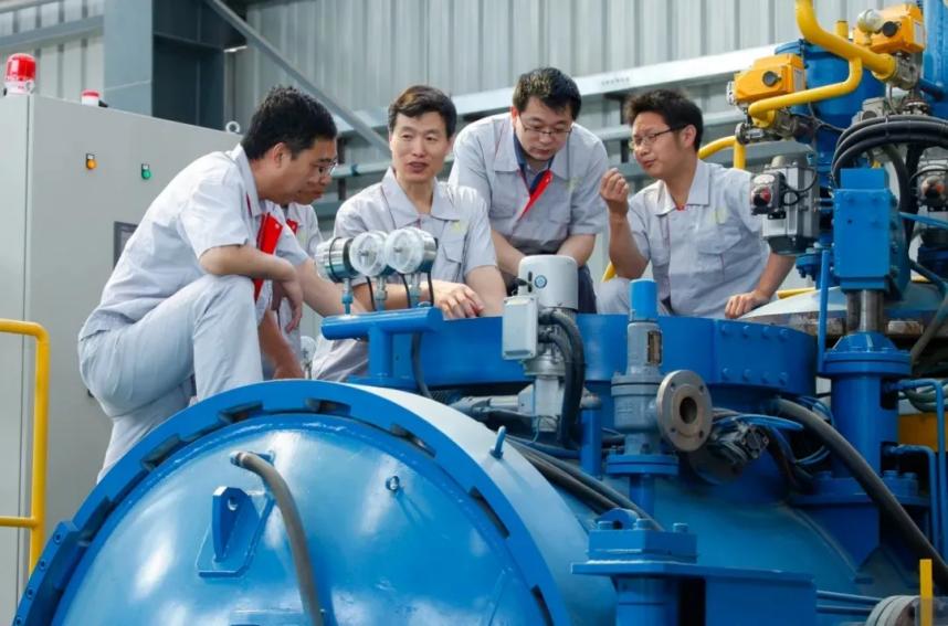 上海大学“硬核”教授:成果全面代替进口,打破*锁封**,荣获市政府表彰!