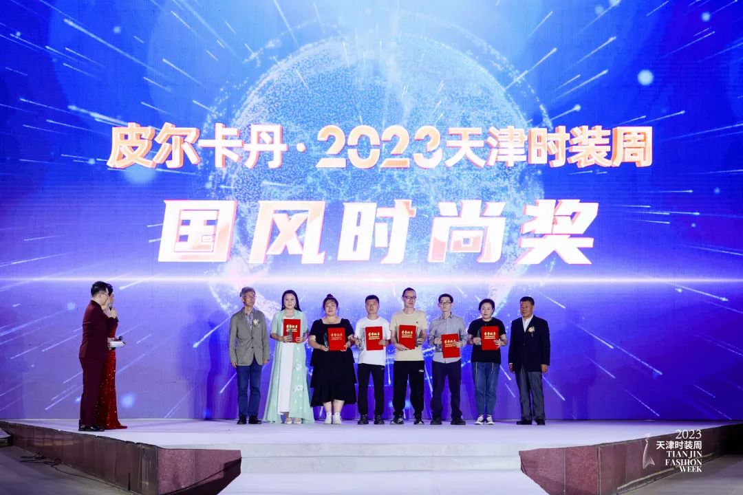 皮尔卡丹把时尚带入中国,皮尔卡丹中国服装展