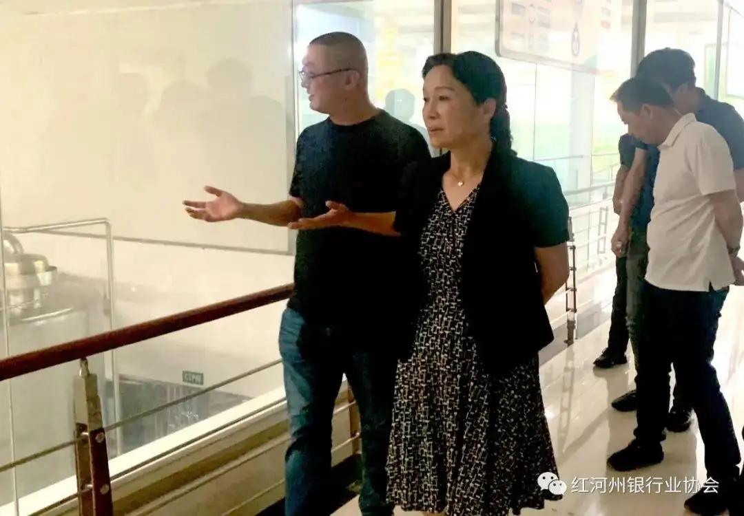 大搞权色、钱色交易，副行长被辞退前一个月，收到一张大罚单