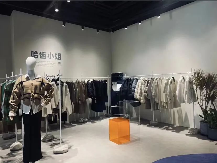 淘宝首家服装集合店营业，都2022年了电商做线下还有戏吗？