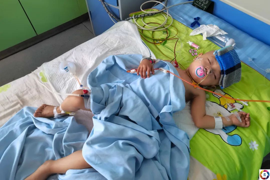 孩子得知爷爷去世崩溃哭泣,女孩得知姥爷去世后大哭