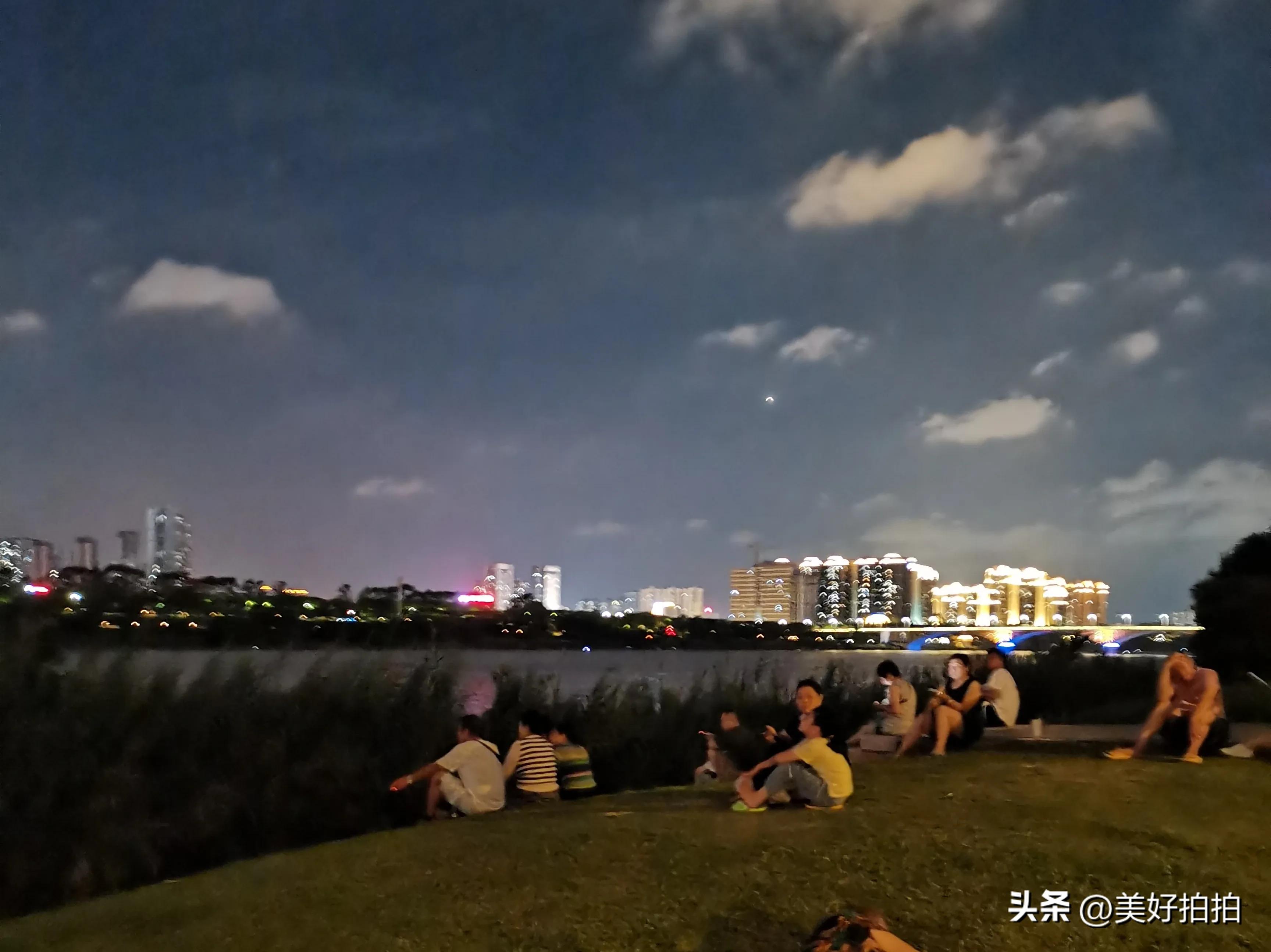 邕江边尽情放松,夜晚邕江边吹吹风