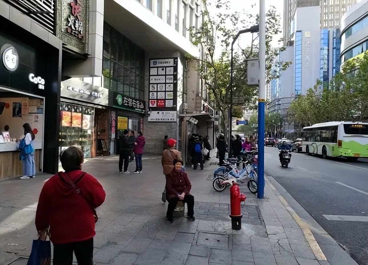 上海南京路的十大商店现今的状况,曾经是旧上海最繁华的地段之一