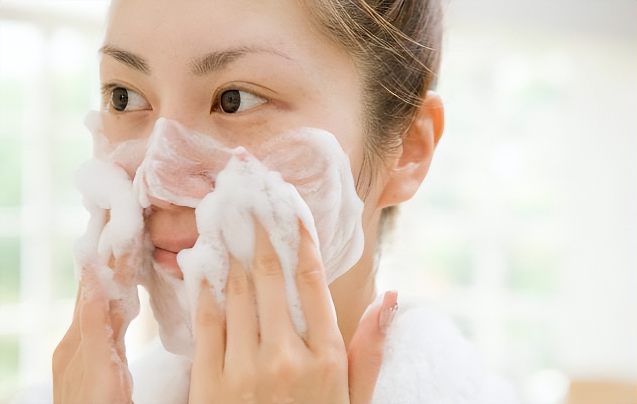 鼻子里挤出的白色细条是螨虫吗,鼻子上的螨虫怎么去除最快方法