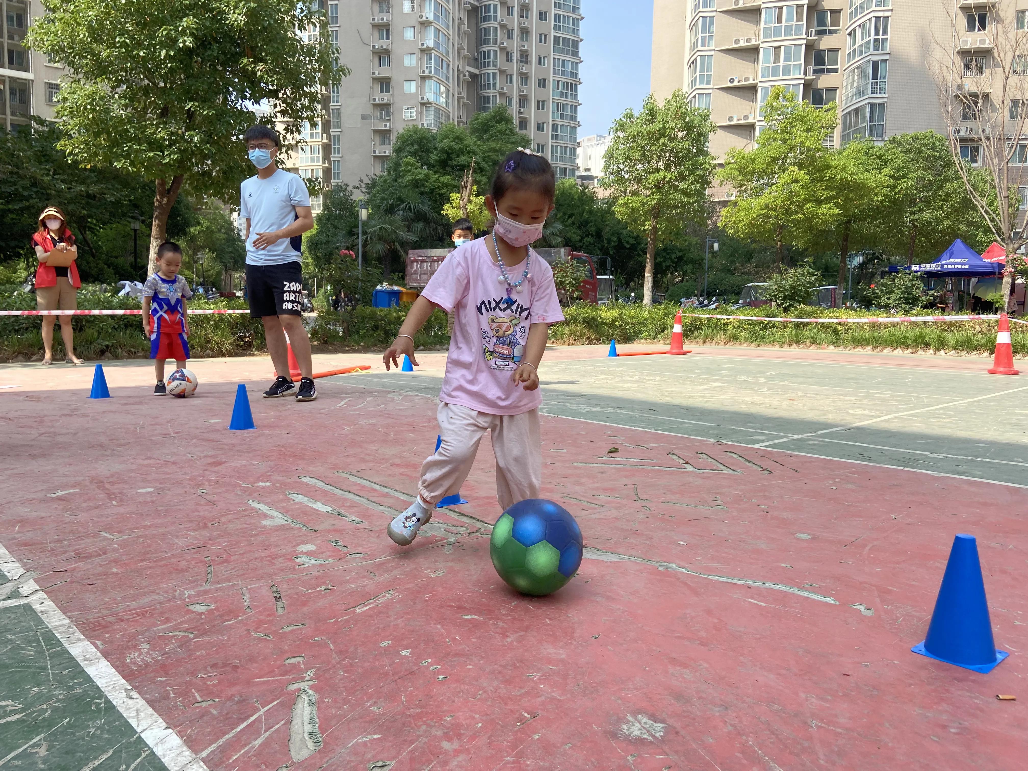 社区足球公益活动,大手拉小手共建美好家园社区活动