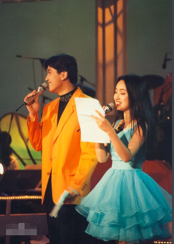 毛宁51岁再次翻红了吗,54岁毛宁罕见出镜