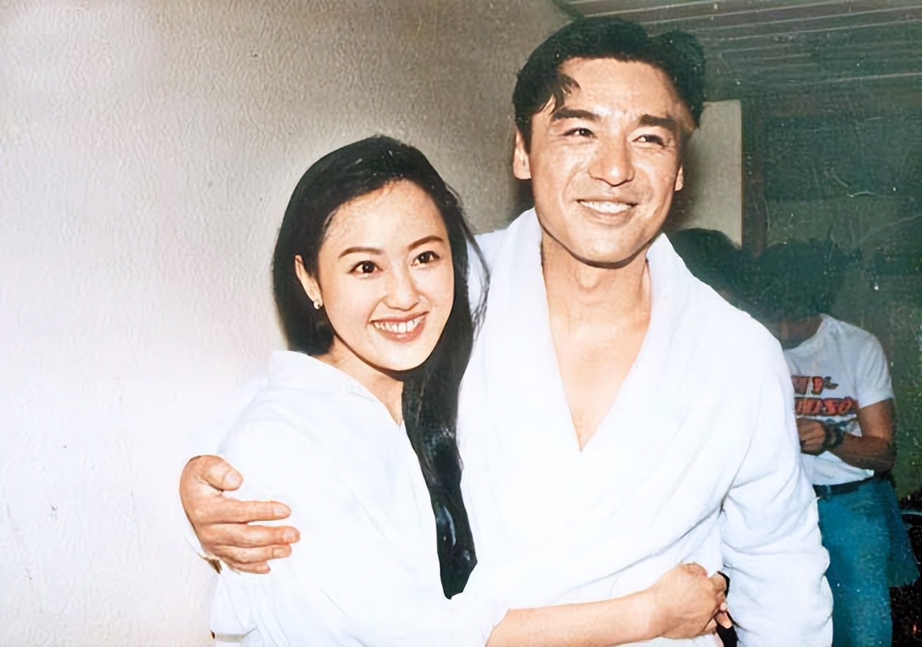 世纪大翻盘，钟镇涛前妻从欠2.5亿到百亿带货女王，经历了什么？