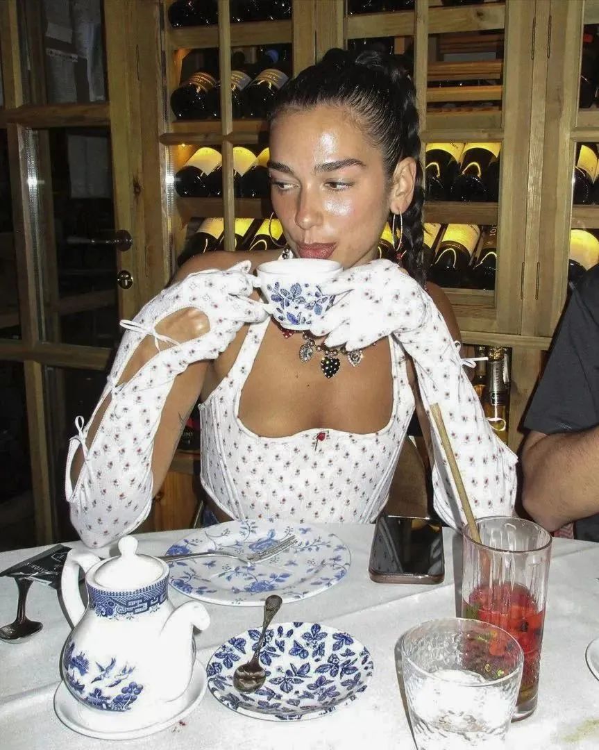 让我们从“茜茜公主”开始，聊聊内衣这件事儿