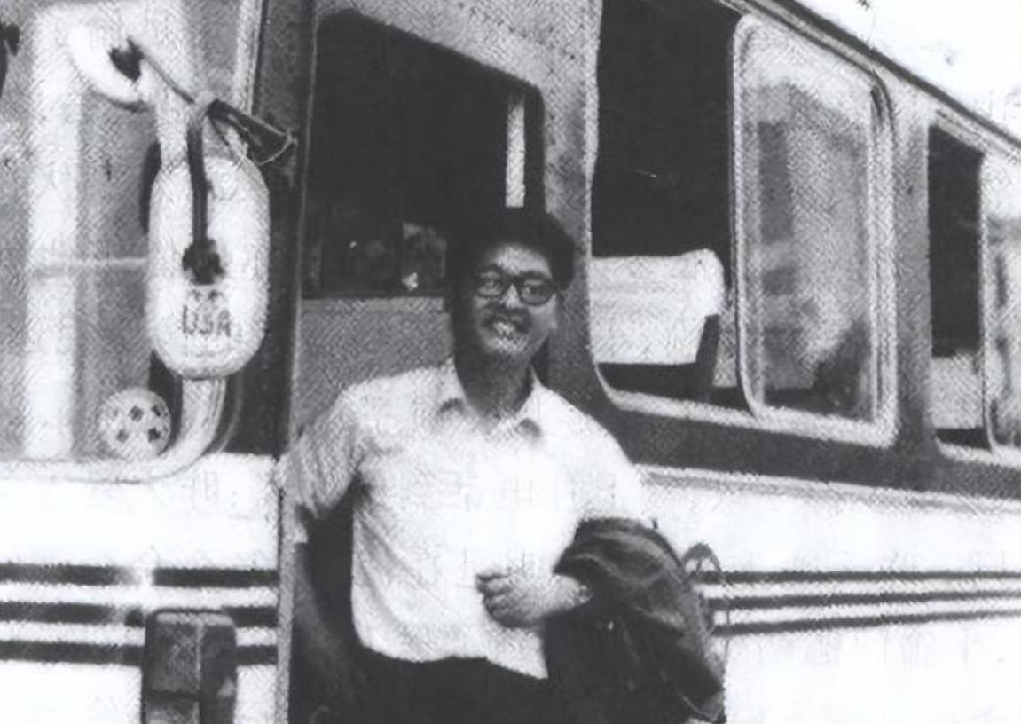 1988年，杨怀定看报纸发现秘密，用2万存款买*国卖**库券一年赚百万