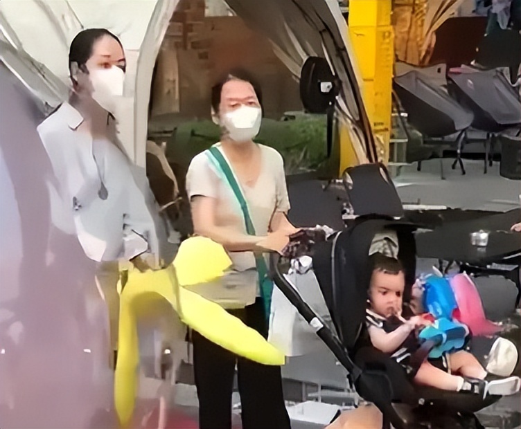 向佐郭碧婷儿子周岁宴,向佐与郭碧婷甜蜜合照