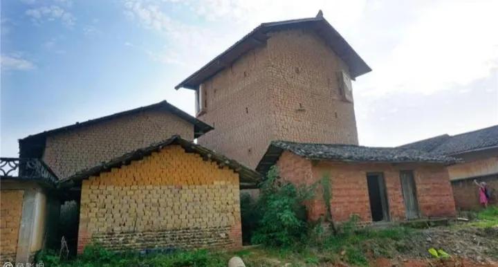 建房朝南和朝北有什么讲究,在村里盖高房的风水怎么样