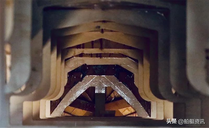 这家重生的造船商正在使用3d技术创造现代的红木经典游艇