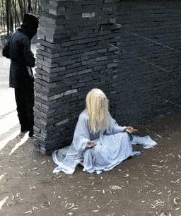 塞进去容易拔出来难,妹子着急死了哈哈哈哈哈哈！真的尴尬啊