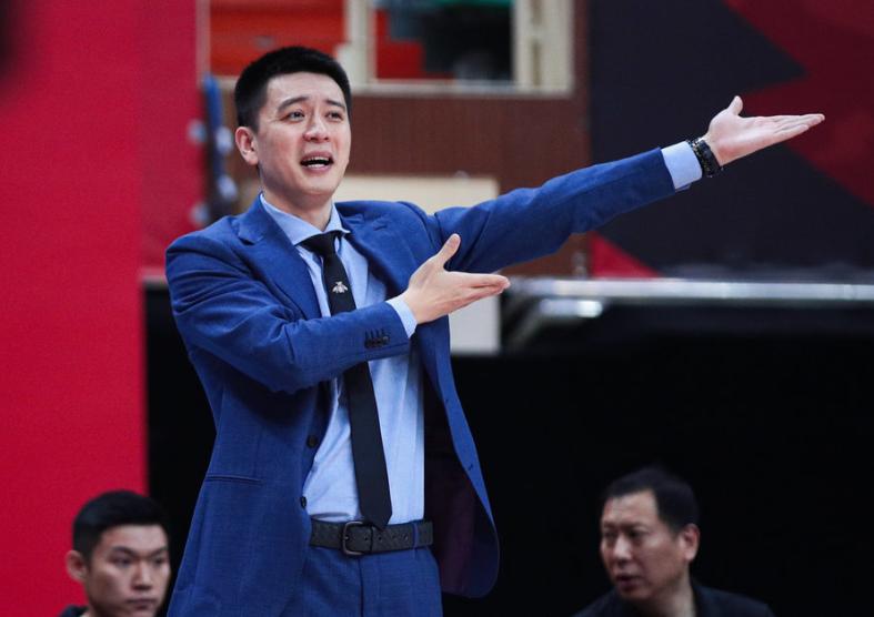 杨鸣上任首场比赛,杨鸣接替郭士强