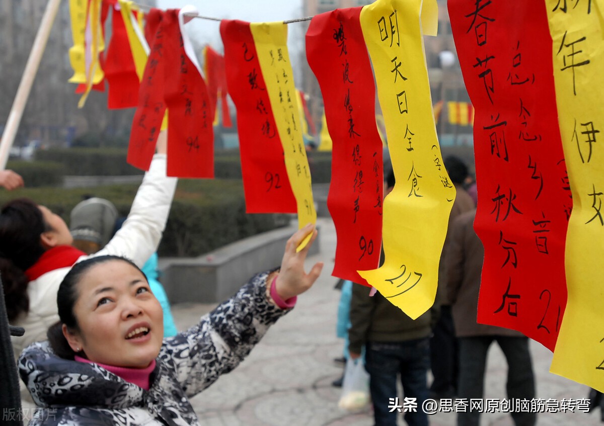 头戴红帽身穿白袍打一动物,身穿黄斑大皮袄打一动物