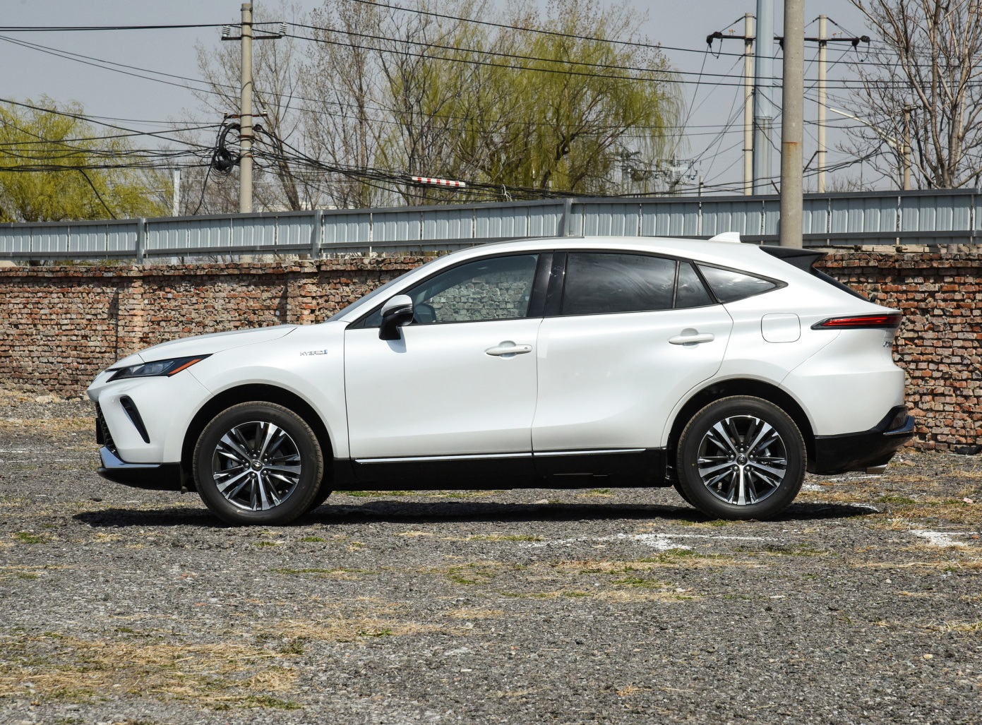 丰田威飒2.0cvt两驱尊贵版,丰田威飒2.5双擎尊贵版评测