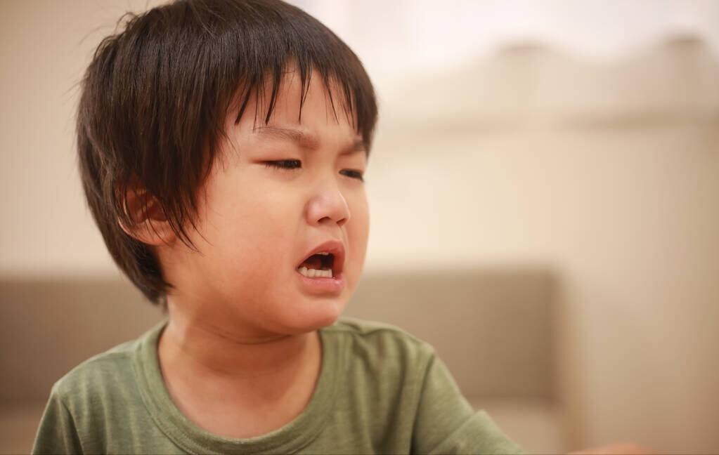 从小爱哭的小孩长大后会怎么样,孩子爱哭和不爱哭长大的区别