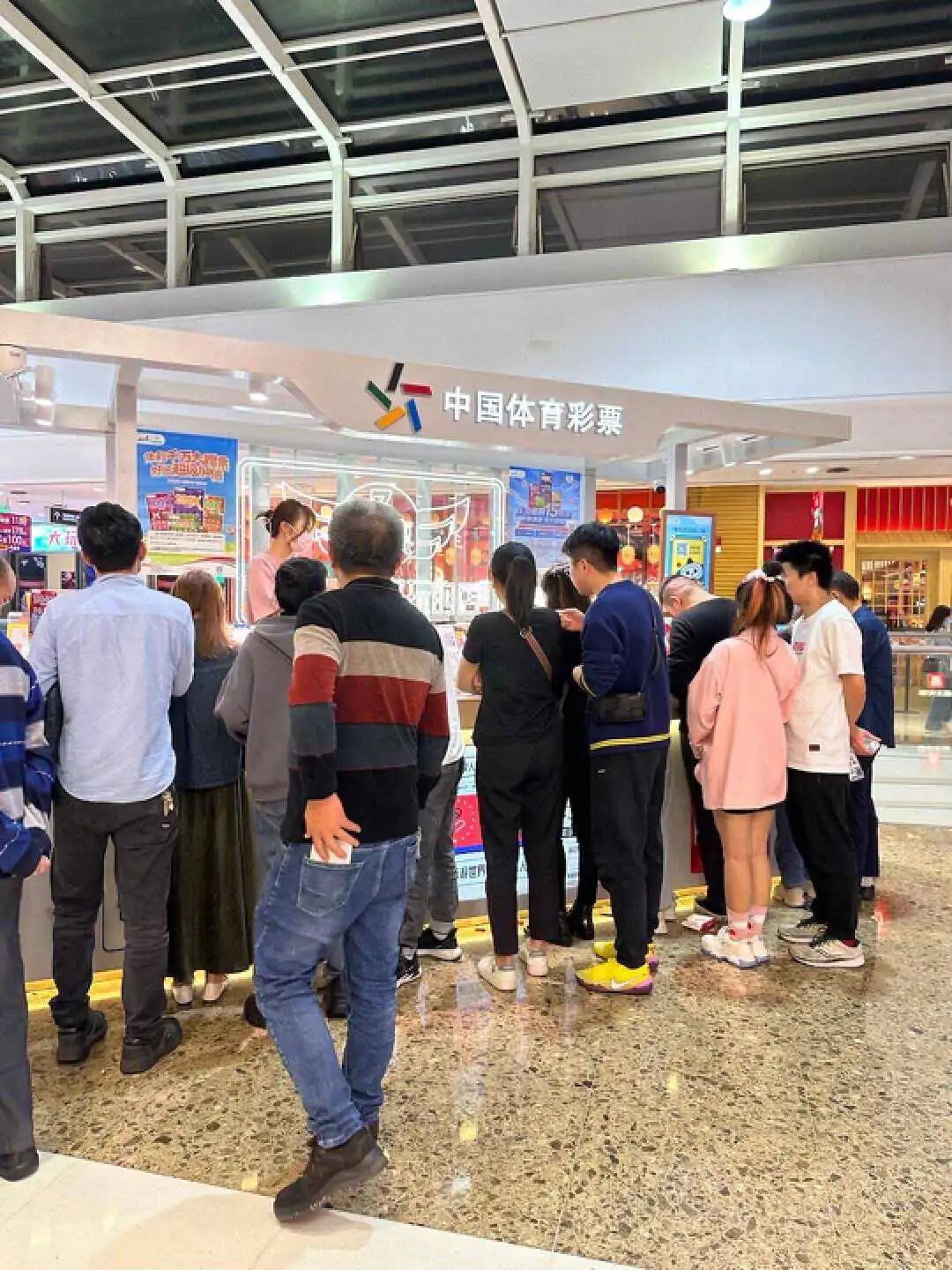 年轻人疯狂买彩票,彩票中了1800万这辈子够花了吗