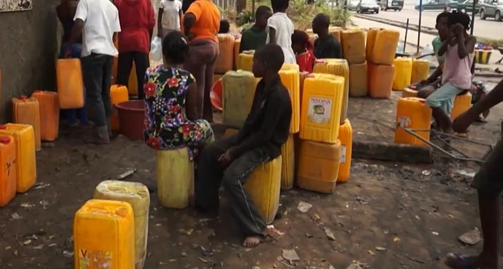 非洲穷人*款贷**20万买名牌，饿得吃树叶，也要买4万的鞋子出门显摆