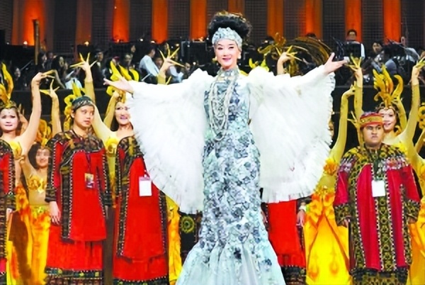 山沟里飞出的“百灵鸟”一路高歌上春晚，唱响24年不简单！