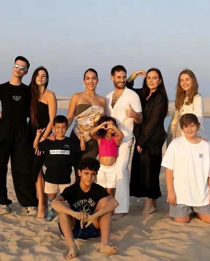 c罗未婚妻,c罗和他的新女友海边度假