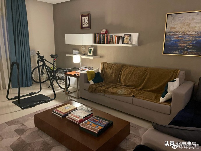 在沙特的精英白人汤姆斯，讲究到回家换三套衣服，入乡随俗也封斋