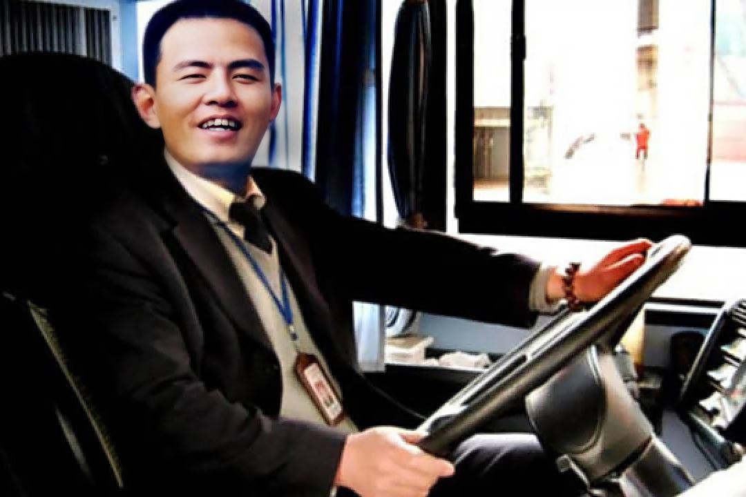 客车司机被铁片击中,公交车司机被铁片击中坚持几秒