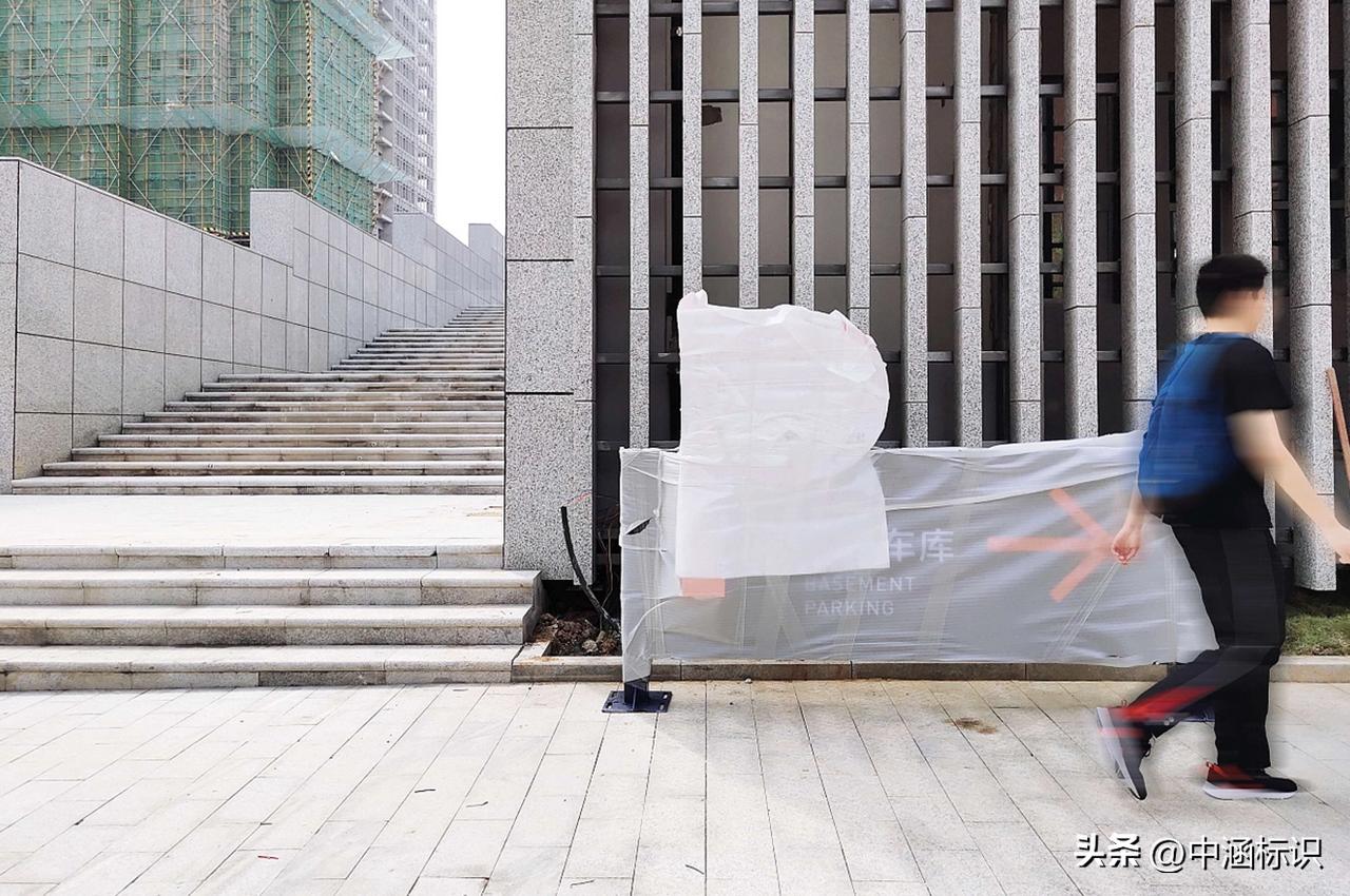 蓝天广告平板uv打印标识标牌加工,广告标识标牌制作加工厂