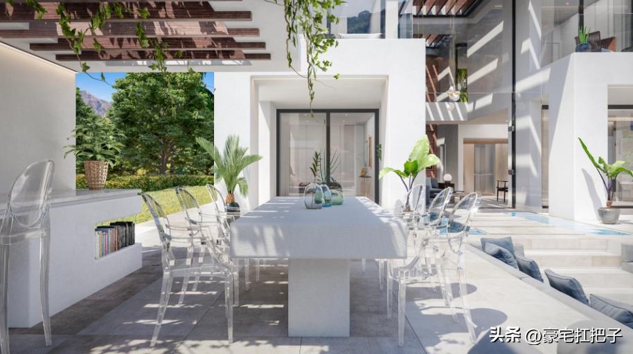 C罗9套豪宅曝光，女友花半小时才走到客厅，车库有超20辆顶级跑车