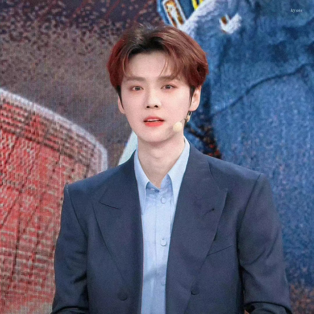 鹿晗蓝色西装世界杯,鹿晗穿西装解说世界杯