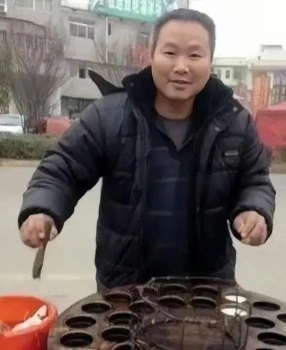 ​2014年湘潭大学女教授，向校门口卖红豆饼小贩告白：你是我的英雄