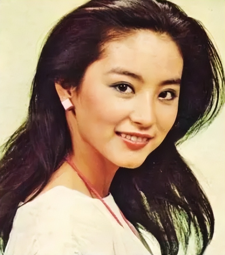 娱乐圈女星龅牙露一颗牙,娱乐圈的假牙女星